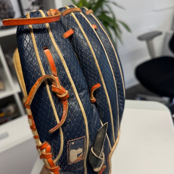 Wilson A2000 JA27 Jose Altuve Infielder's Glove - Picture 3 of 6